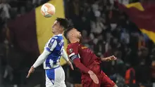 Gelandang Real Sociedad Martin Zubimendi dan gelandang AS Roma, Lorenzo Pellegrini melakukan sundulan saat bersaing pada laga pertama babak 16 besar Liga Europa 2022/2023 di Olimpico, Jumat (10/3/2023) dini hari WIB. Skor 2-0 untuk kemenangan Roma menjadi hasil akhir laga ini. (AP Photo/Gregorio Borgia)