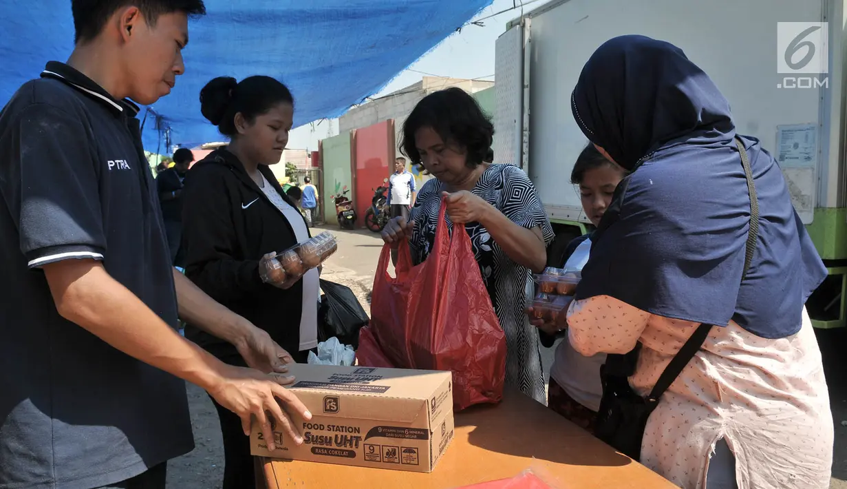 Warga berbelanja kebutuhan pokok saat berlangsungnya Program Pangan Murah di RPTRA Utakara Beriman, Utan Kayu, Jakarta, Kamis (20/6/2019). Pemprov DKI Jakarta menggelar Program tersebut bertujuan meningkatkan gizi anak-anak dan warga pemegang KJP Plus, Kartu Pekerja. (merdeka.com/Iqbal S Nugroho)