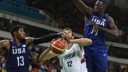 Pemain Serbia, Stefan Bircevic (tengah) dihadang dua pemain Amerika Serikat pada final Basketball Olimpiade Rio 2016 di  Carioca Arena 1,  Rio de Janeiro,(22/8/2016) dini hari WIB. (AFP/Mark Ralston)