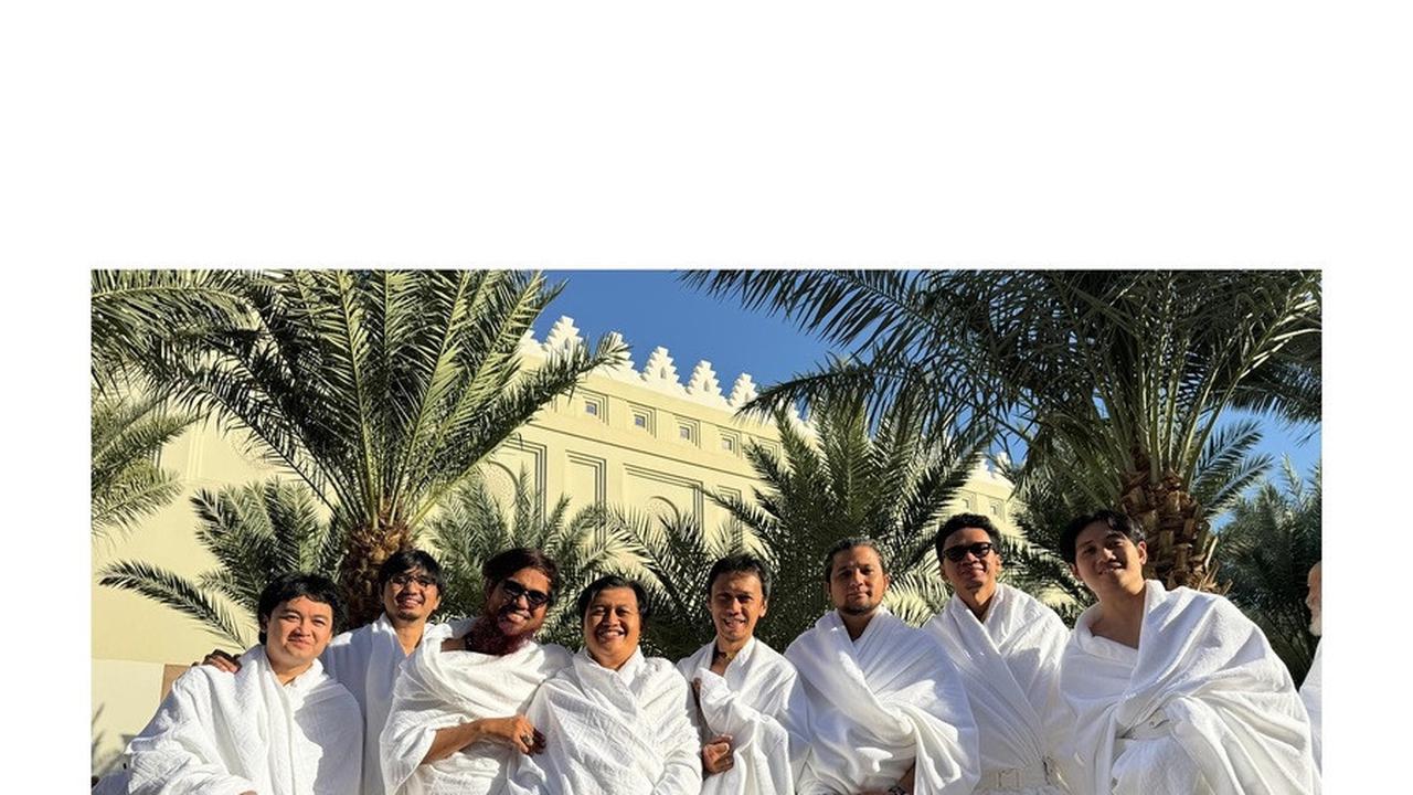 Pakai Baju Ihram, Potret Personel Sheila On 7 Umrah Bareng Sakti - Banjir Pujian Netizen