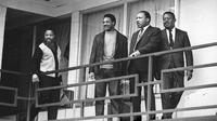 Martin Luther King berdiri bersama para pemimpin hak-hak sipil lainnya di balkon Lorraine Motel di Memphis, Tennessee, 3 April 1968. Sebelum dibunuh, King menggalang kampanye untuk memperjuangkan kesetaraan ekonomi. (AP Photo/Charles Kelly, File)