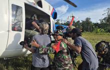 TNI Evakuasi Warga Korban Kekejaman OPM di Korowai Papua Selatan