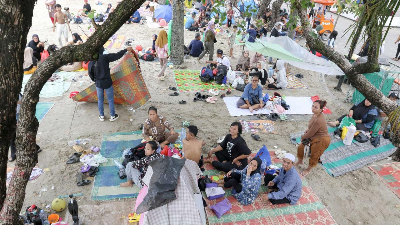 Ribuan warga berwisata di Pantai Ancol