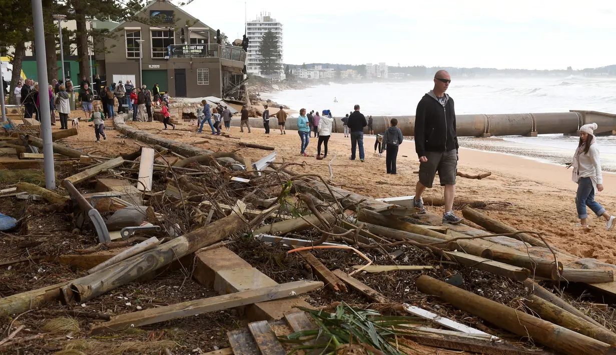 Warga melihat kondisi Pantai Utara Sydney yang rusak akibat badai (6/6/2016). Tiga orang dikabarkan tewas akibat cuaca buruk tersebut. (AFP Photo/William West)