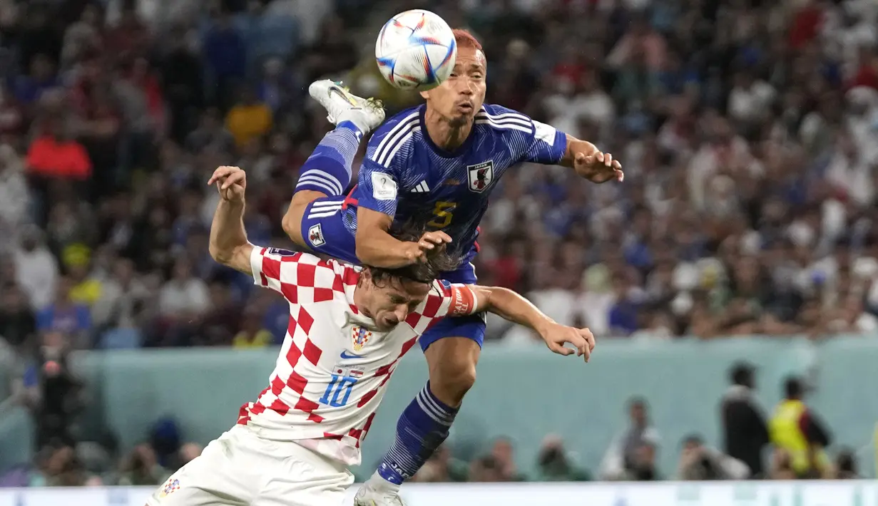 <p>Pemain Kroasia,&nbsp;Luka Modric (bawah) berebut bola dengan pemain Jepang, Yuto Nagatomo saat laga 16 besar Piala Dunia 2022 yang berlangsung di Al Janoub Stadium, Senin (05/12/2022). (AP/Thanassis Stavrakis)</p>