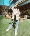 Tie dye jacket dipadu pandankan dengan celana jeans. (instagram/hestipurwadinata)