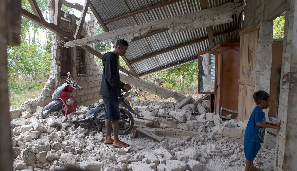 Warga memeriksa rumahnya yang rusak akibat gempa di Lelak, provinsi Nusa Tenggara Timur, Indonesia, Minggu, 16 Agustus 2026. (AP Photo/Firdia Lisnawati)