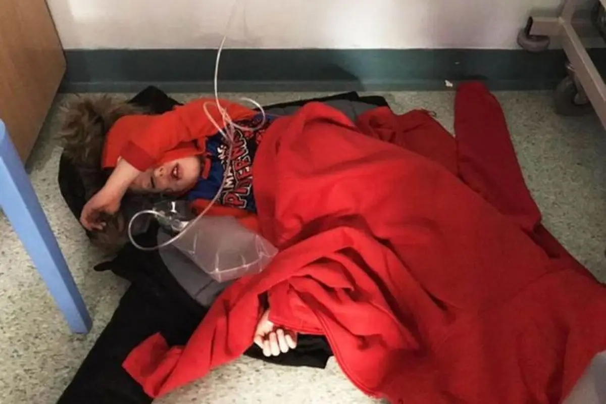 Foto seorang pasien anak di Inggris terbaring di lantai RS.