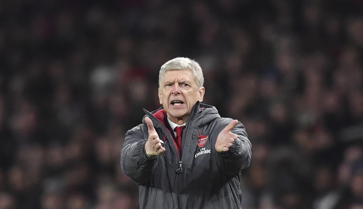 Gaya pelatih Arsenal, Arsene Wenger memberikan instruksi kepada timnya saat melawan West Ham pada laga Piala Liga Inggris di Emirates Stadium, London, (19/12/2017). Arsenal menang 1-0. (AFP/Ben Stansall)