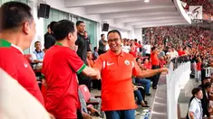 Gubernur DKI, Anies Baswedan dicegat Paspampres turun bersama Presiden Jokowi ke lapangan stadion GBK.