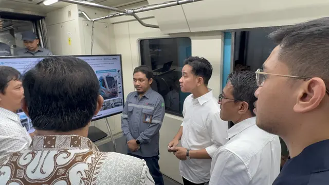 Wapres Gibran Tinjau Kereta Bertenaga Baterai di Stasiun Purwosari
