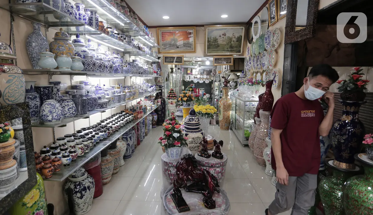Pembeli melihat produk keramik yang dijual di kios kerajinan keramik kawasan Tanjung Priuk, Jakarta Utara, Kamis (23/9/2021). Pedagang mengaku pasokan keramik menurun hingga 70 persen seiring dangan pembatasan produksi pabrik akibat perpanjangan PPKM. (Liputan6.com/Herman Zakharia)