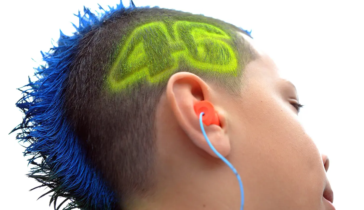 Seorang fans dari pebalap MotoGP, Valentino Rossi, mewarnai rambutnya dengan membentuk nomor motor dari sang idola saat GP USA di Sirkuit Laguna Seca, Amerika Serikat, Minggu (25/7/2010). (AFP/Gabriel Bouys)