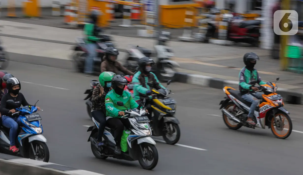 Sejumlah pengemudi ojek online membawa penumpang melintas di kawasan Harmoni, Jakarta, Selasa (7/4/2020). Selama pemberlakuan Pembatasan Sosial Berskala Besar (PSBB), layanan ojek online (ojol) akan dilarang mengangkut penumpang dan hanya dibolehkan untuk antar barang. (Liputan6.com/Faizal Fanani)