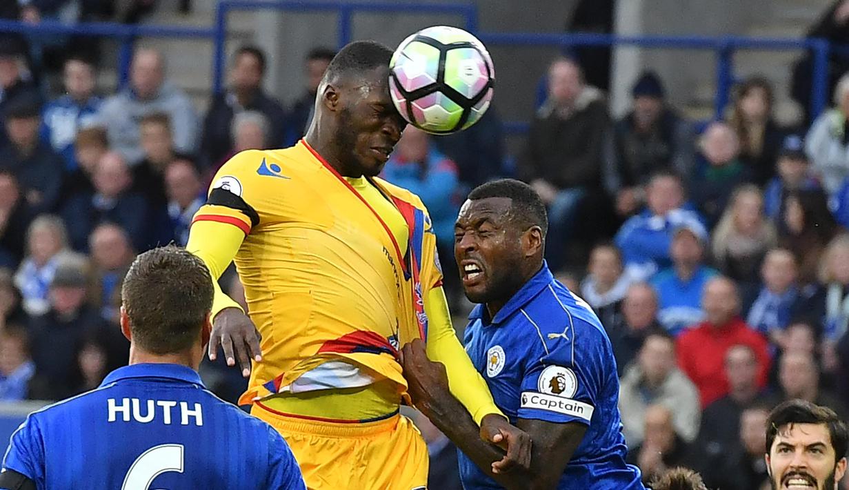 Pemain Crystal Palace, Christian Benteke menyundul bola saat berduel dengan pemain Leicester City apada lanjutan Premier League di King Power Stadium, Sabtu (22/10/2016). (AFP/Ben Stansall)