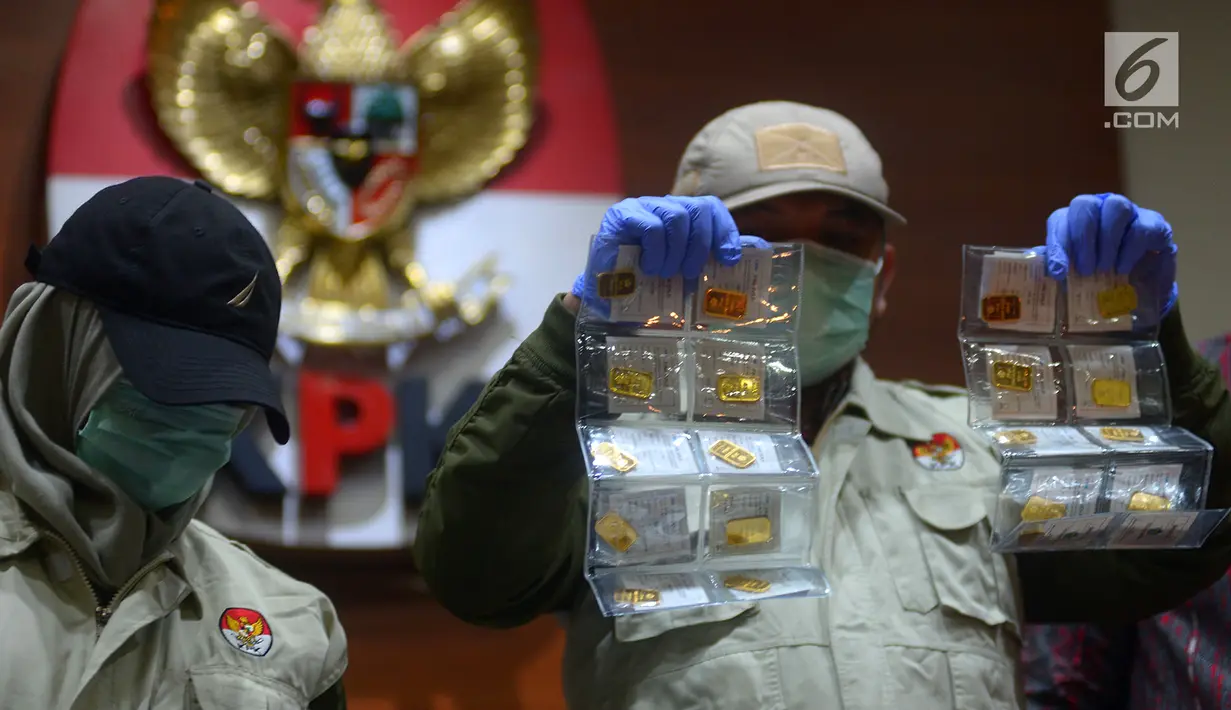 Penyidik KPK menunjukkan barang bukti emas dalam operasi tangkap tangan (OTT) terhadap anggota Komisi XI Amin Santono, Jakarta, Sabtu (5/5). Amin Santono ditangkap di Bandara Halim Perdanakusuma. (Merdeka.com/Imam Buhori)