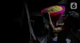 Pekerja mengangkat kedelai untuk produksi tahu tempe di Jakarta, Selasa (15/4/2025). (Liputan6.com/Herman Zakharia)