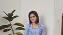 Kali ini Tissa Biani kenakan kebaya model kutubaru baby blue dengan potongan yang dimodifikasi [@tissabiani]