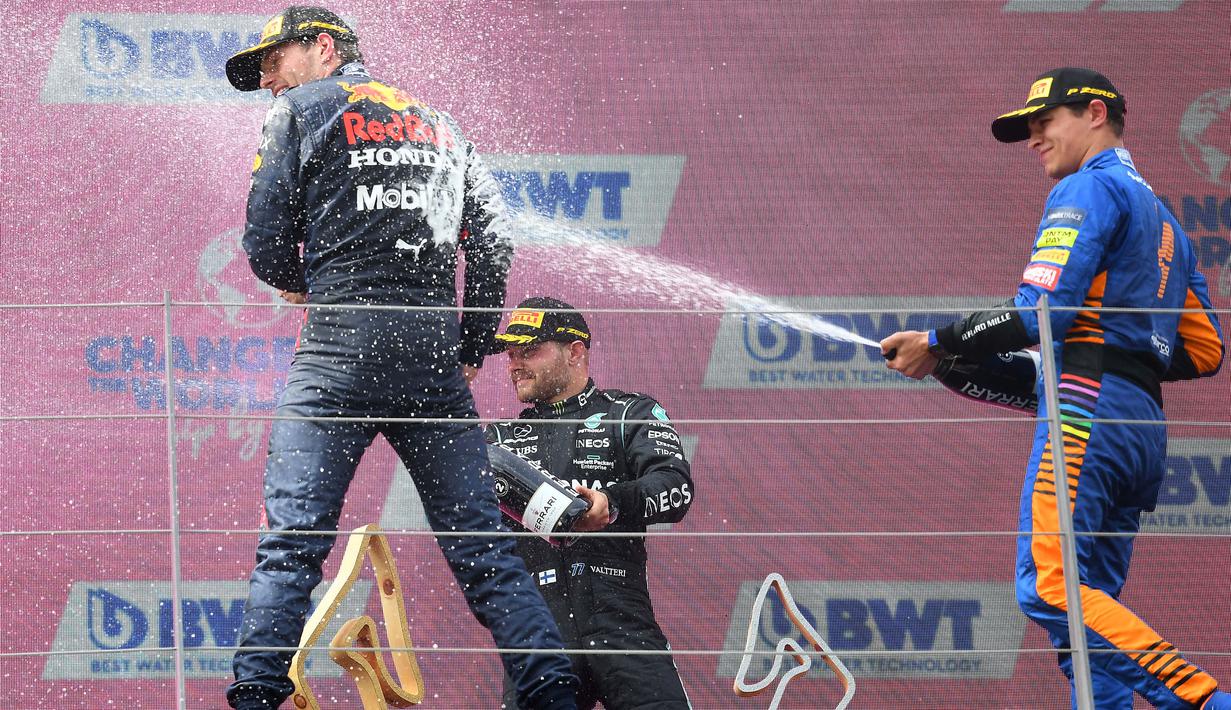 Balapan akhirnya dimenangkan oleh Max Verstappen disusul oleh Valteri Bottas dan Lando Norris di posisi ketiga. Verstappen semakin tak tergoyahkan di posisi teratas klasemen dengan poin 182 menginggalkan 32 poin untuk rivalnya, Hamilton. (Foto: AFP/Joe Klamar)