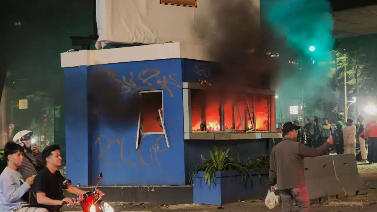 Pos Polisi di Bawah Flyover Slipi Dibakar