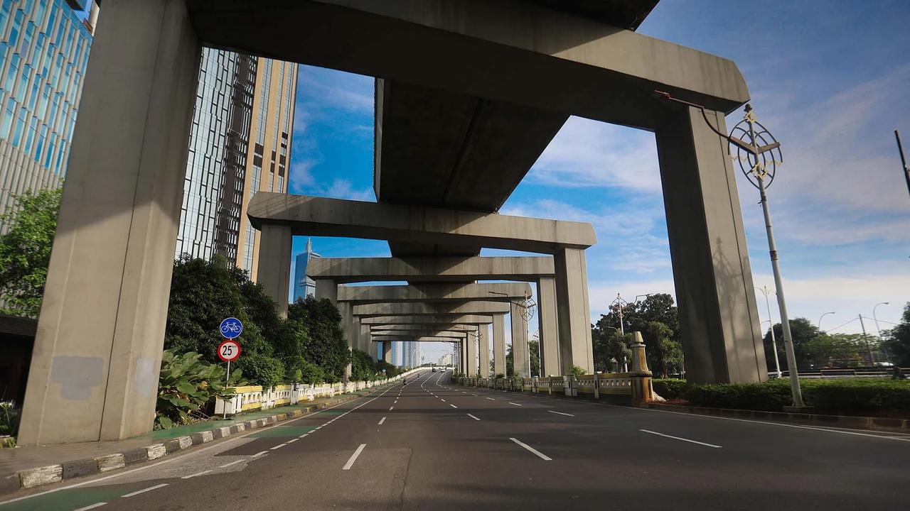 FOTO: Ibukota Jakarta Sepi di Bawah Langit Biru