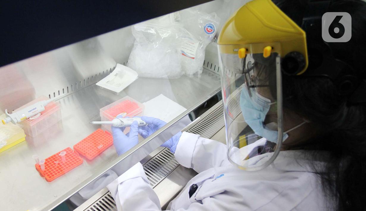 Doktor Tjandrawati Mozef Peneliti Biokimia Farmasi LIPI menguji alat deteksi alternatif virus corona di Laboratorium Kimia Lembaga Ilmu Pengetahuan Indonesia (LIPI) Puspiptek Serpong, Tangerang Selatan, Banten, Rabu (26/8/2020). (merdeka.com/Arie Basuki)