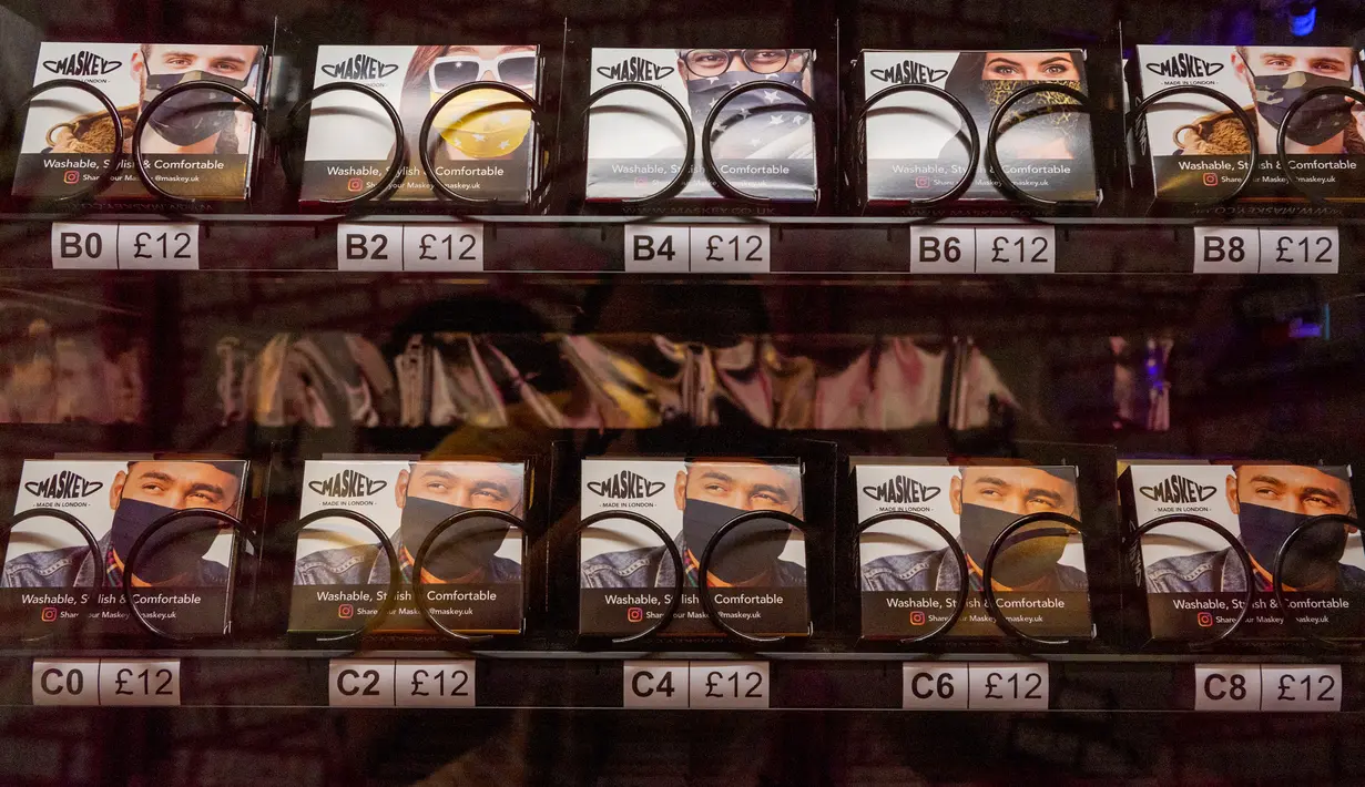 Foto pada 24 Juni 2020 menunjukkan mesin penjual masker otomatis di London. Mesin penjual masker otomatis bermunculan di sejumlah pusat keramaian di London ketika ibu kota Inggris itu melonggarkan kebijakan karantina wilayah (lockdown) COVID-19, demikian dilaporkan media lokal. (Xinhua/Ray Tang)