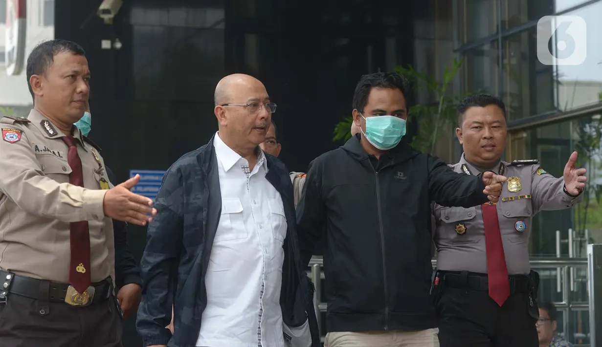 Wali Kota Medan Dzulmi Eldin (kedua kiri) digiring petugas setibanya di gedung KPK, Jakarta, Rabu (16/10/2019). Dzulmi Eldin terjaring Operasi Tangkap Tangan (OTT) KPK terkait dugaan suap dari dinas-dinas di lingkungan Pemerintah Kota Medan. (merdeka.com/Imam Buhori)