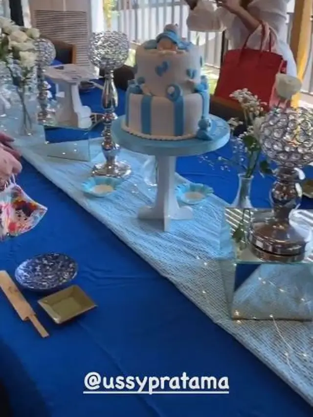 Jelang Lahiran, Ini 7 Potret Baby Shower Kedua Ussy Sulistiawaty Bareng Sahabat