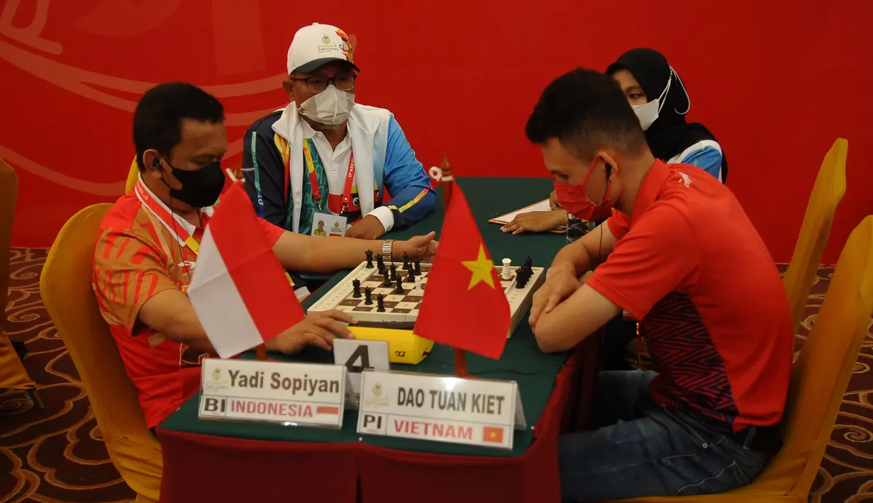 Pecatur Indonesia Yadi Sopiyan (kiri) bertanding melawan pecatur Vietnam Dao Tuan Kiet pada nomor individu standart B1 catur putri ASEAN Para Games 2022 di Lor In Solo Hotel, Karanganyar, Jawa Tengah, Minggu (31/7/2022). Indonesia menurunkan 18 atlet yang bertanding pada cabor catur. (FOTO: Dok. ASEAN Para Sports Federation)