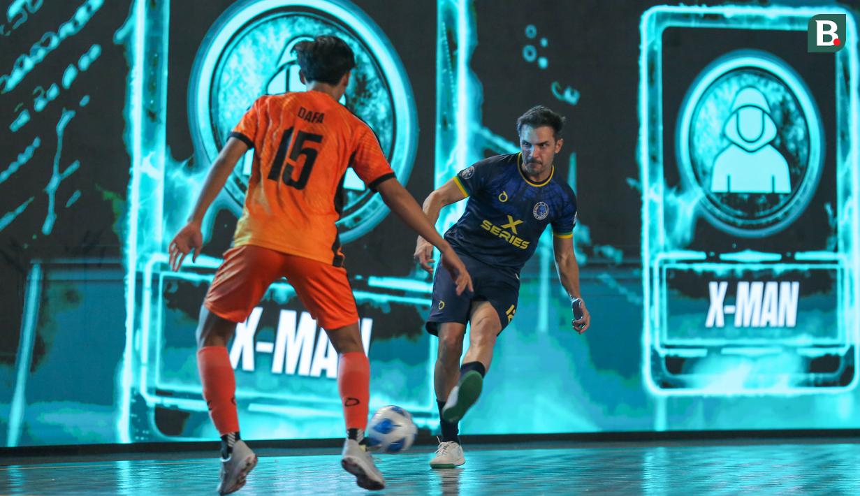 Pemain Fury Squad, Falcao mengumpan bola dibayangi pemain Nova Titans, Daffa E dalam laga Futsal X Series 2 di GOR UNJ, Rawamangun, Jakarta, Sabtu (17/01/2026). (Bola.com/Bagaskara Lazuardi)
