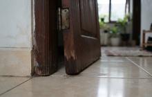 Cara Mengatasi Pintu Kayu yang Bergesekan dengan Lantai saat Udara Lembap Tanpa Tukang