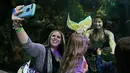 Seorang wanita berselfie dengan putri duyung Hales Parcels di Virginia Aquarium di Virginia Beach (3/4). (AP Photo/Steve Helber)