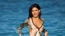 Model seksi Isabeli Fontana berpose di pantai selama Festival film Venice ke-74 di Venice, Italia (30/8). Festival film Venice tersebut digelar hingga 9 September. (AP Photo / Domenico Stinellis)
