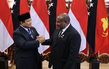 VIDEO: Prabowo Tepuk-Tepuk Hadiah PM Papua Nugini, Ingin Kerja Sama Pertukaran Perwira