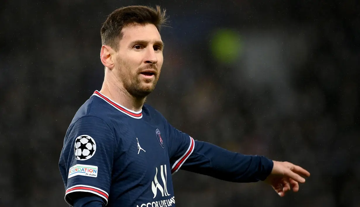 Lionel Messi telah mencatat 950 penampilan bersama PSG, Barcelona, dan Timnas Argentina. Hal tersebut membuat Messi menjadi pemain aktif kedua dengan jumlah penampilan terbanyak di abad ke-21. (AFP/Franck Fife)