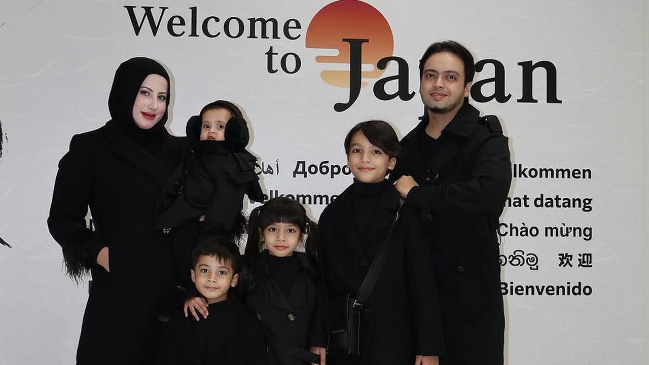 Keluarga Cemara, 5 Gaya Outfit Tasyi Athasyia Kembaran dengan Suami dan Anak Liburan di Tokyo