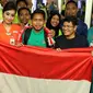 Pemain Timnas Indonesia, Andik Vermansyah (tengah) berfoto bersama penggemarnya di Bandara Soekarno Hatta, Tangerang, Minggu (18/12).  (Liputan6.com/Helmi Fithriansyah)