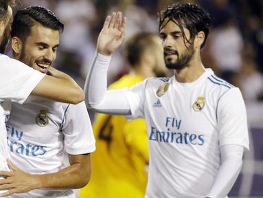 Pemain Real Madrid merayakan gol yang dicetak oleh Borja Mayoral ke gawang MLS All-Star pada laga persahabatan di Soldier Field, Chicago, Kamis (3/8/2017). Real Madrid menang 4-2 atas MLS All-Star melalui adu penalti. (AP/Nam Y. Huh)