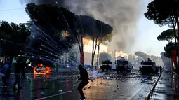 Sejumlah demonstran terlibat bentrokan dengan polisi saat aksi unjuk rasa antipemerintah di luar kantor Perdana Menteri di Tirana, Albania, Sabtu (17/10/2026). (AP Photo/Hameraldi Agolli)