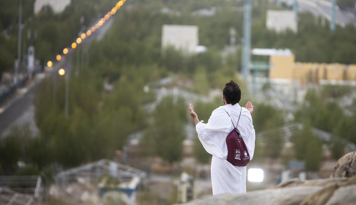 Jemaah berdoa saat melaksanakan rangkaian ibadah haji di Padang Arafah, dekat Makkah, Arab Saudi, Kamis (30/7/2020). Hanya sekitar 1.000 jemaah yang diizinkan untuk melakukan ibadah haji tahun ini karena pandemi virus corona COVID-19. (Saudi Ministry of Media via AP)