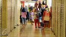 Calon pembeli memilih pakaian di Pusat Grosir Metro Tanah Abang Blok B, Jakarta, Selasa (5/7). Sehari jelang Idul Fitri 1437 H, aktivitas jual beli pakaian di Blok B Tanah Abang masih terlihat ramai. (Liputan6.com/Helmi Fithriansyah)