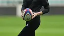 Kate Middleton, Duchess of Cambridge, berlari saat dia menghadiri sesi pelatihan tim rugby Inggris sebagai bagian dari peran barunya sebagai Pelindung Persatuan Sepak Bola Rugbi di Stadion Twickenham, di London (2/2/2022). (AFP/Justin Tallis)