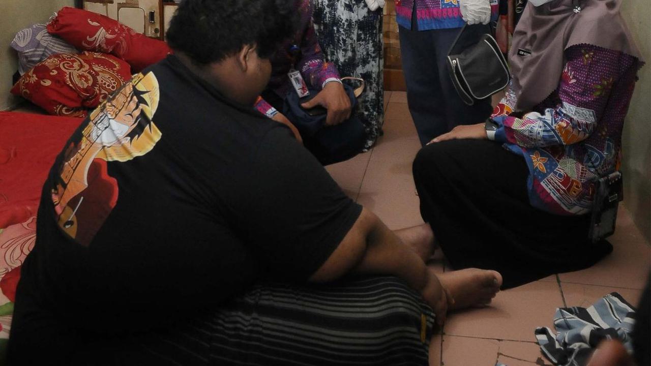 Dalam sehari-harinya, Ahmad Juwanto terlihat hanya bisa berbaring dan duduk di dalam rumah.
Ia juga tidak bisa beraktivitas seperti teman-temannya yang memiliki berat tubuh yang normal.