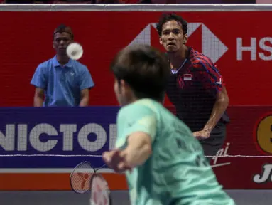 Pebulu tangkis tunggal putra Indonesia Chico Dwi Wardoyo mengembalikan kok ke arah Leong Jun Hao (Malaysia) pada babak 32 besar Kapal Api Indonesia Open 2025 di Istora Gelora Bung Karno, Senayan, Jakarta, Rabu (4/6/2025). (Liputan6.com/Herman Zakharia)