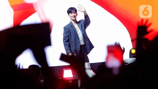 Kim Soo Hyun yang Dijuluki Aktor Berpendapatan Terbesar di Korea Selatan dan Telah Membintangi Banyak Judul Film, Drama Korea, dan Variety Show Mengadakan Fan Meeting di ICE BSD, Tangerang, Banten pada Minggu 14 Mei 2023 (Liputan6.com/Angga Yuniar)