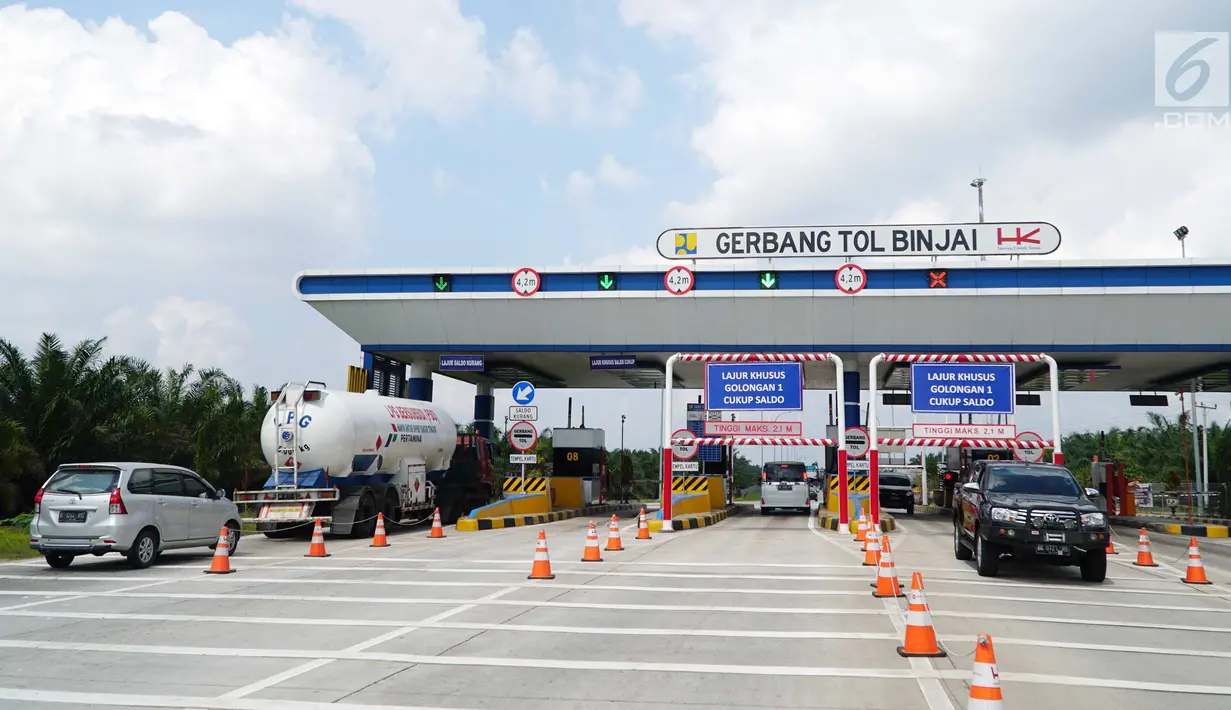 Suasana gerbang tol Binjai yang masih dalam proyek pembangunan Jalan Tol Medan - Binjai seksi I di Deli Serdang, Sumatera Utara, Rabu (6/3). Jalan Tol tersebut akan beroperasi pada akhir Tahun 2019. (Liputan6.com/HO/Eko)