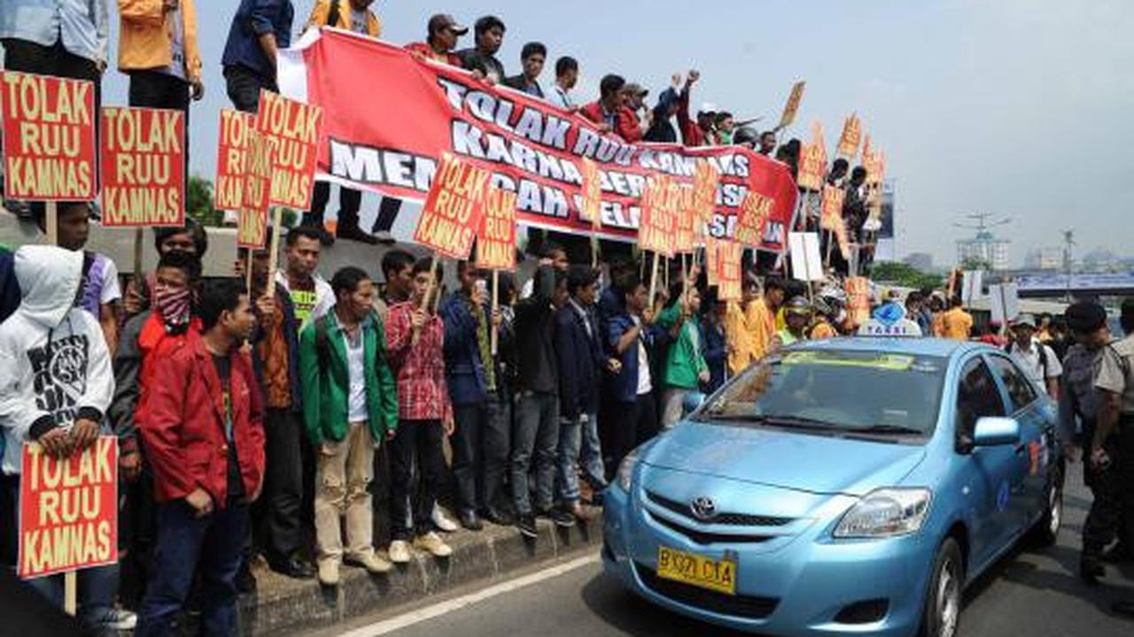Tolak RUU Kamnas, mahasiswa bakar ban dan blokir jalan