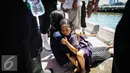 Seorang anak kecil yang terjatuh ke laut dipeluk ibunya di dermaga Muara Angke, Jakarta, Kamis (24/3). Akibat kelalaian ibunya seorang anak tercebur ke laut dan langsung di selamatkan warga dan prajurit TNI AL. (Liputan6.com/Faizal Fanani)