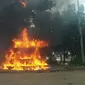 Pos polisi di Monas, depan Patung Kuda, Medan Merdeka Barat, Jakarta, dibakar demonstran tolak Omnibus Law, Kamis (8/10/2020). (Merdeka.com/Arie Basuki)